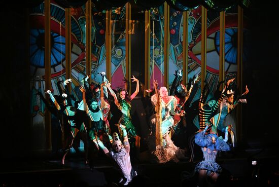 Спектакль "Abracadabra" в театре Crave в Москве