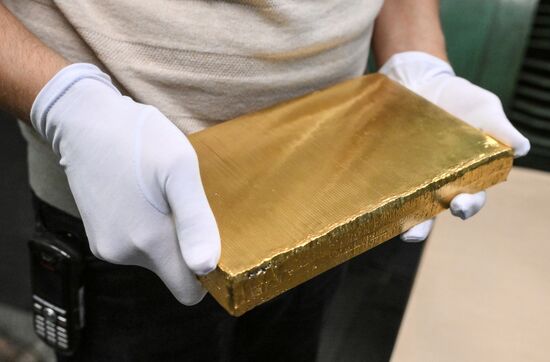 Производство золотых слитков на Московском монетном дворе