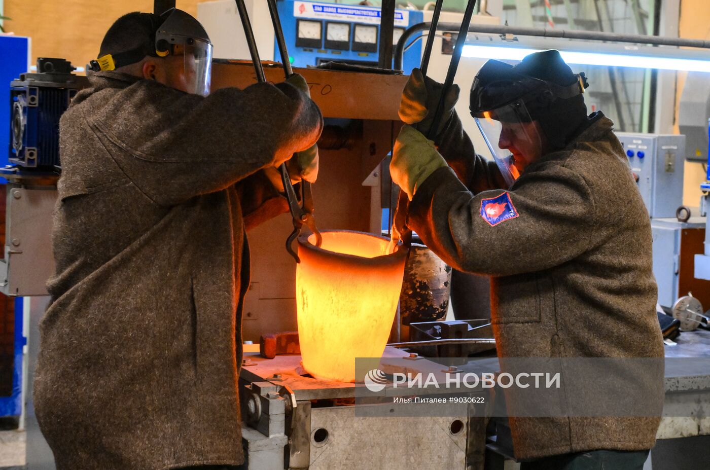 Производство золотых слитков на Московском монетном дворе