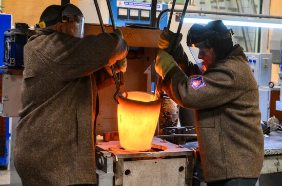 Производство золотых слитков на Московском монетном дворе