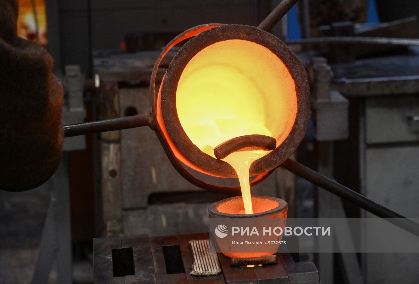 Производство золотых слитков на Московском монетном дворе