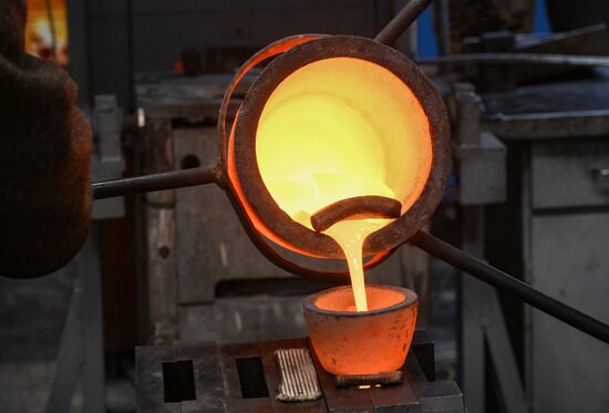 Производство золотых слитков на Московском монетном дворе