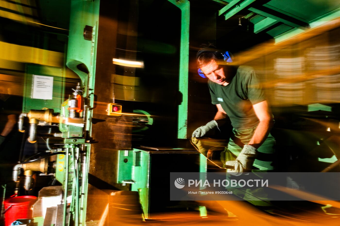 Производство золотых слитков на Московском монетном дворе