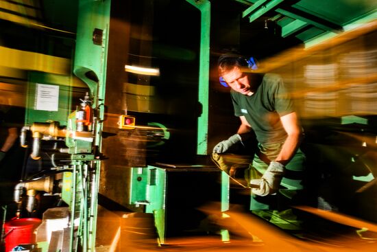 Производство золотых слитков на Московском монетном дворе