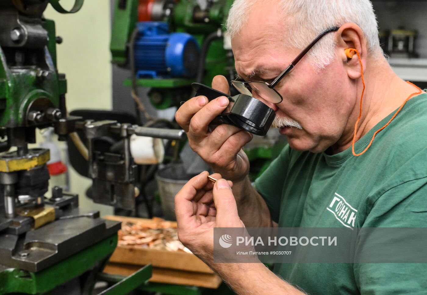 Производство золотых слитков на Московском монетном дворе