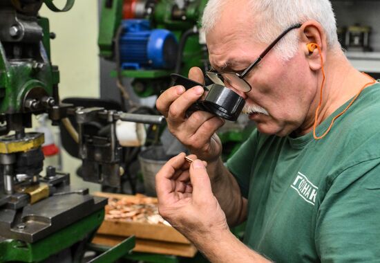 Производство золотых слитков на Московском монетном дворе