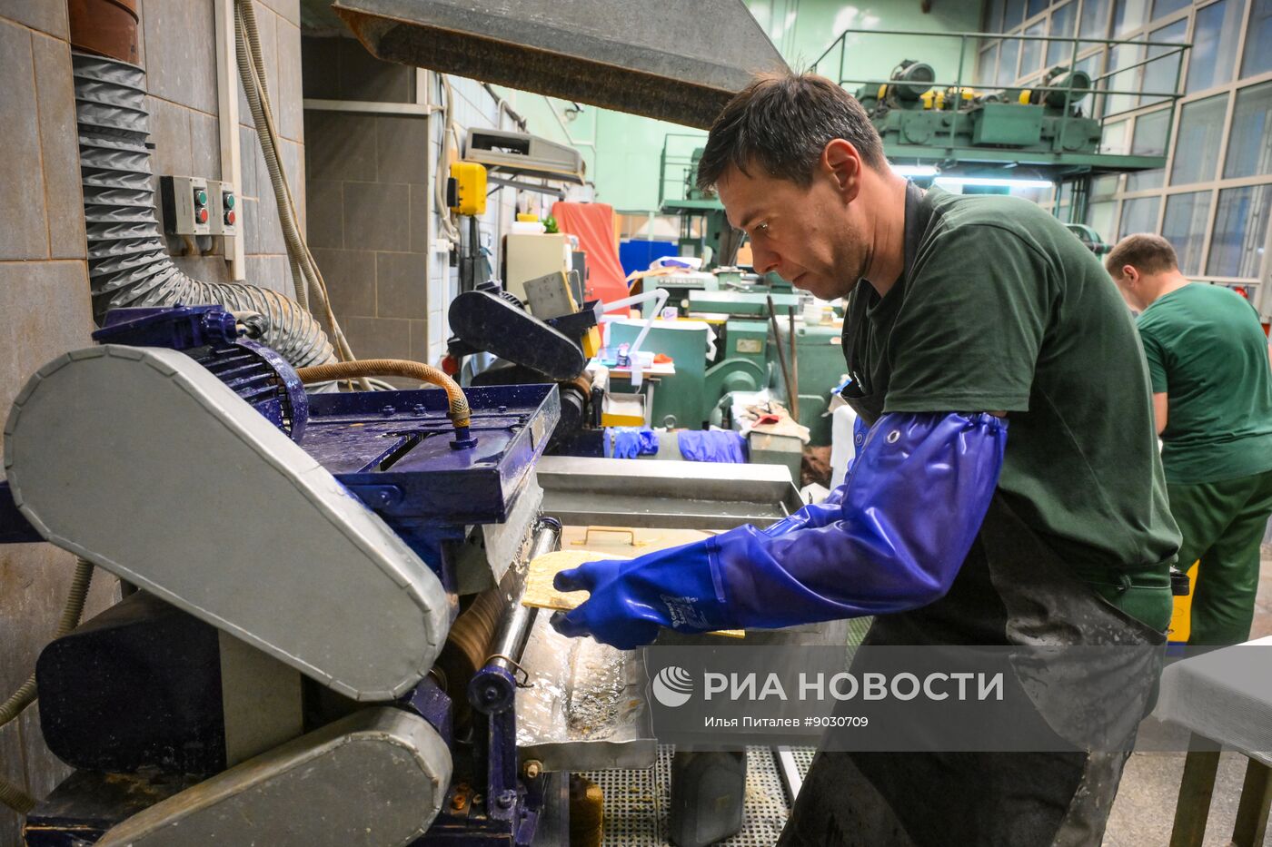 Производство золотых слитков на Московском монетном дворе