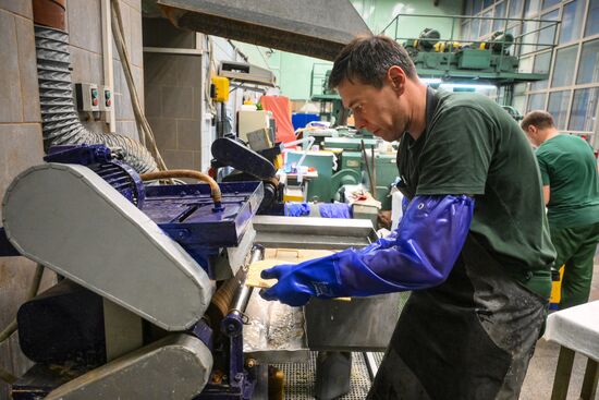 Производство золотых слитков на Московском монетном дворе