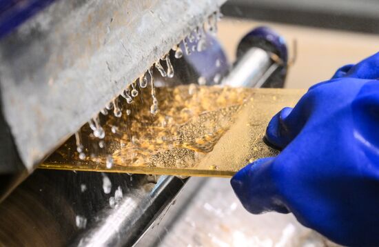 Производство золотых слитков на Московском монетном дворе