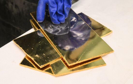 Производство золотых слитков на Московском монетном дворе