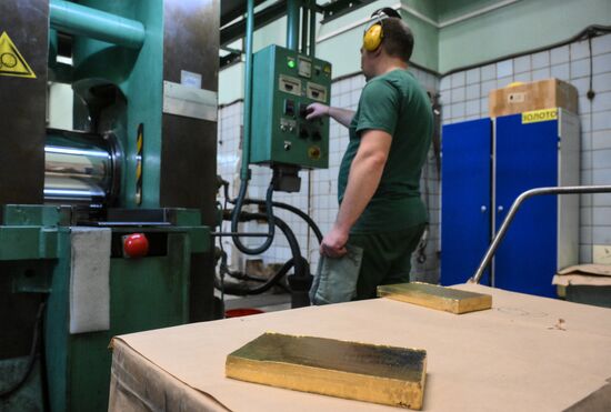 Производство золотых слитков на Московском монетном дворе