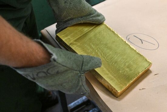 Производство золотых слитков на Московском монетном дворе