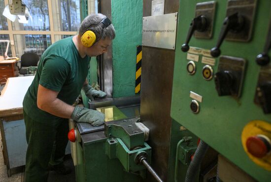 Производство золотых слитков на Московском монетном дворе