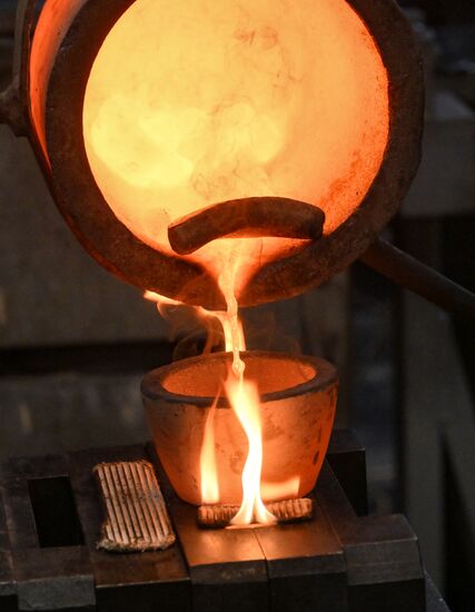 Производство золотых слитков на Московском монетном дворе