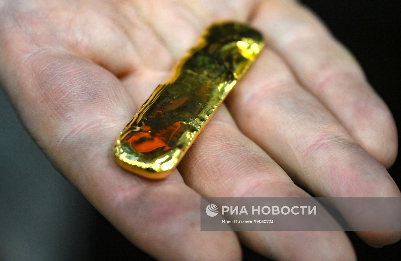 Производство золотых слитков на Московском монетном дворе