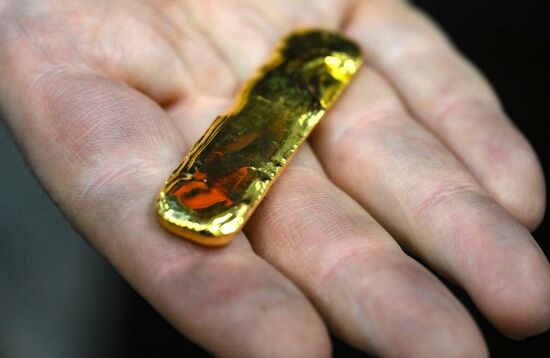 Производство золотых слитков на Московском монетном дворе