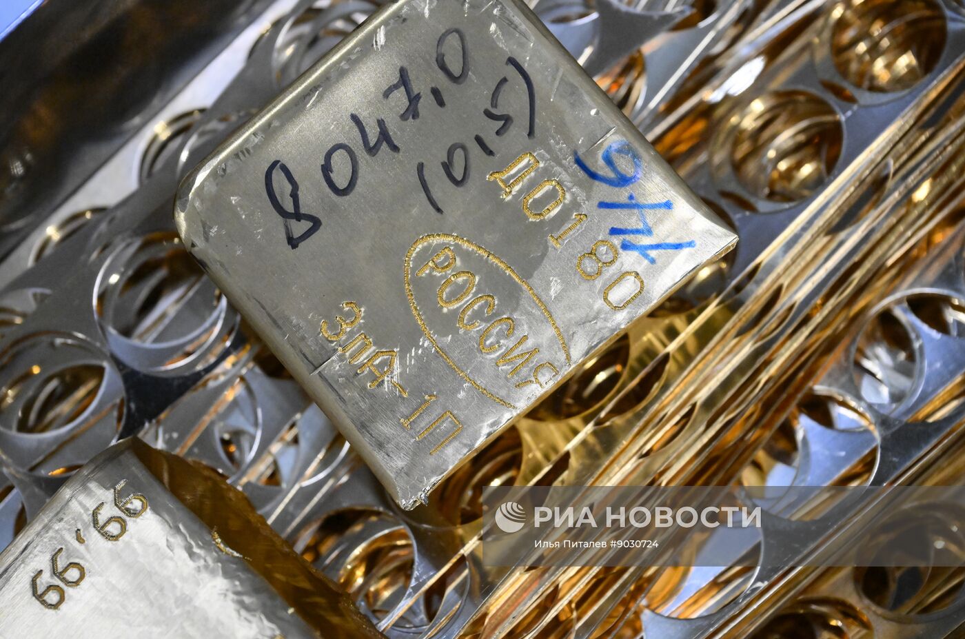 Производство золотых слитков на Московском монетном дворе