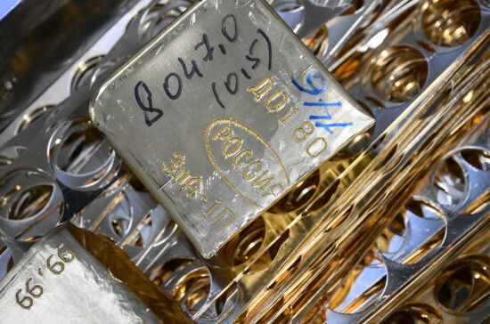 Производство золотых слитков на Московском монетном дворе