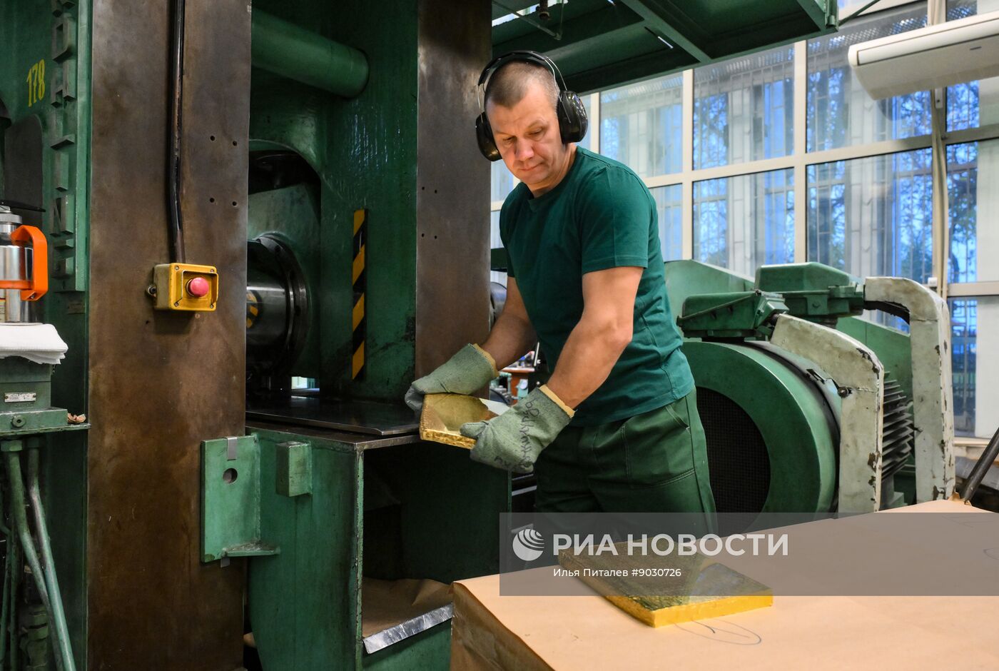 Производство золотых слитков на Московском монетном дворе