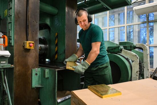 Производство золотых слитков на Московском монетном дворе