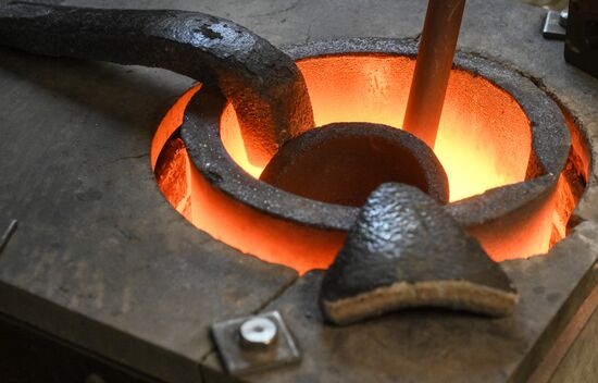 Производство золотых слитков на Московском монетном дворе