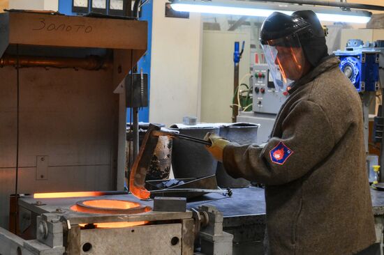 Производство золотых слитков на Московском монетном дворе