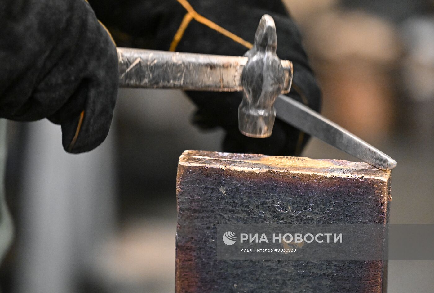 Производство золотых слитков на Московском монетном дворе