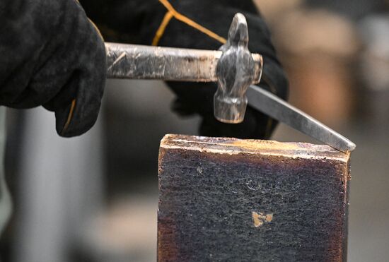 Производство золотых слитков на Московском монетном дворе