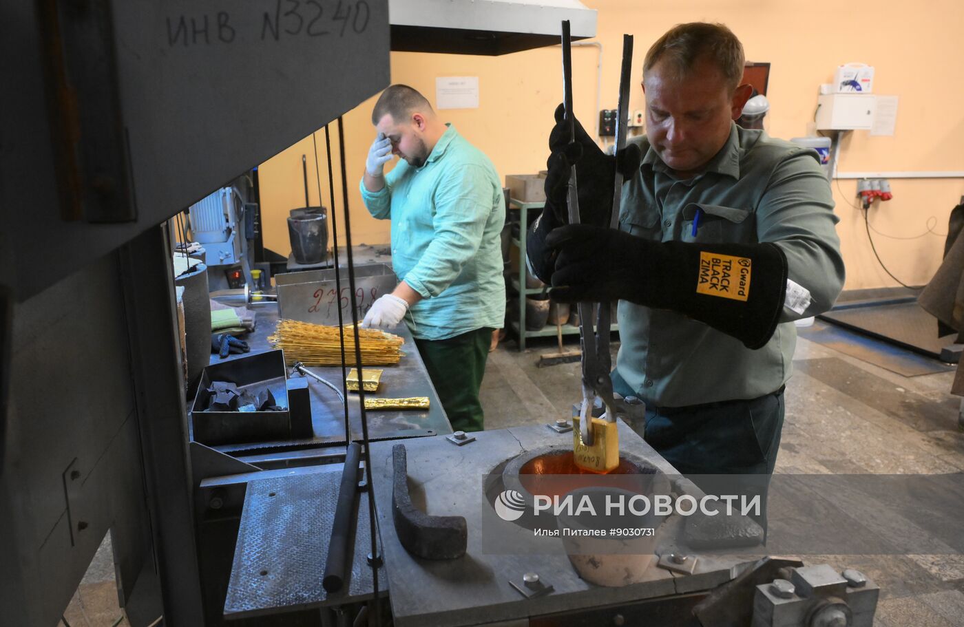 Производство золотых слитков на Московском монетном дворе