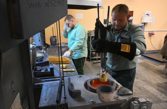 Производство золотых слитков на Московском монетном дворе