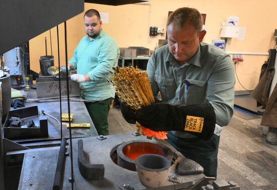 Производство золотых слитков на Московском монетном дворе
