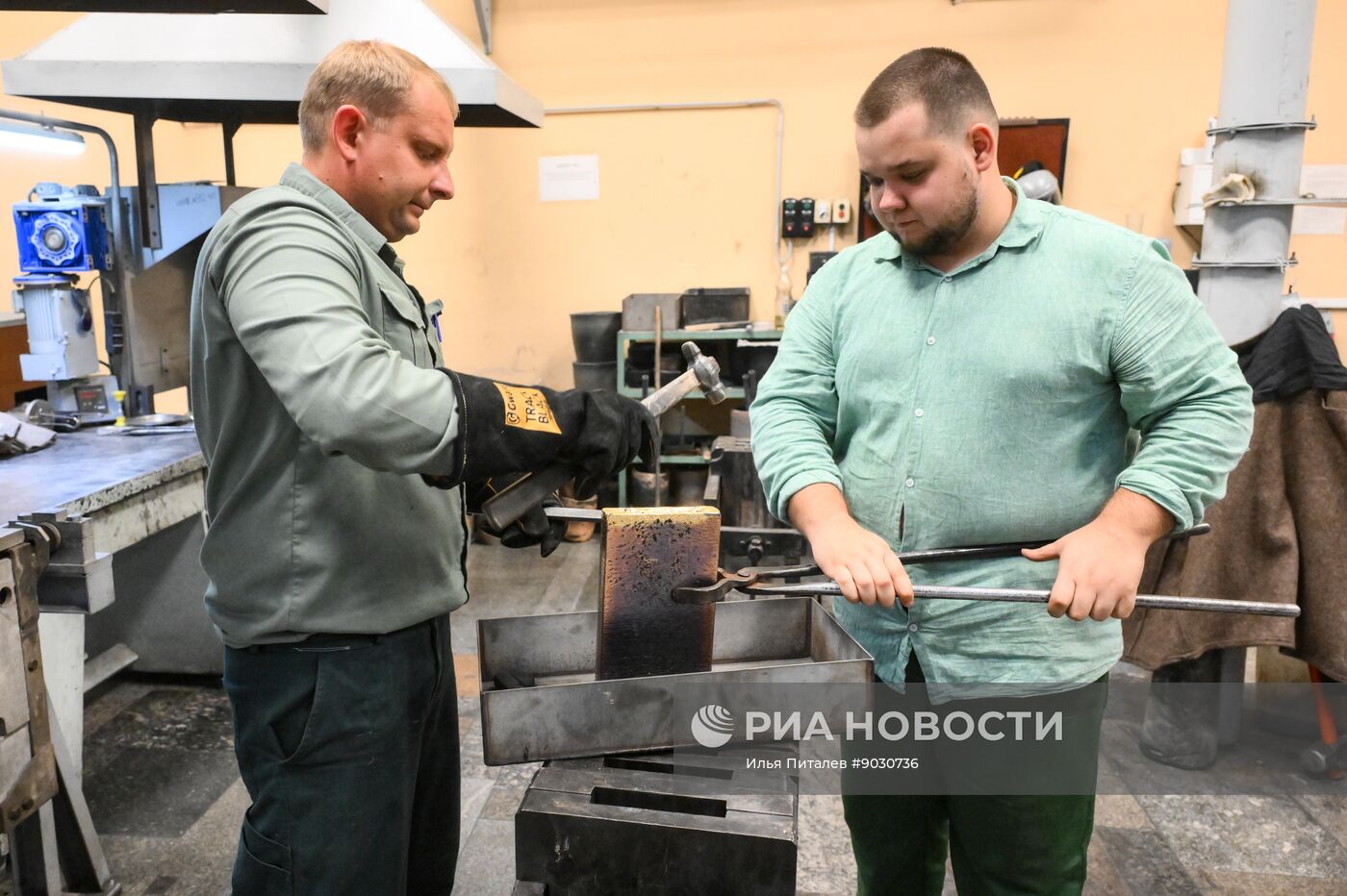 Производство золотых слитков на Московском монетном дворе