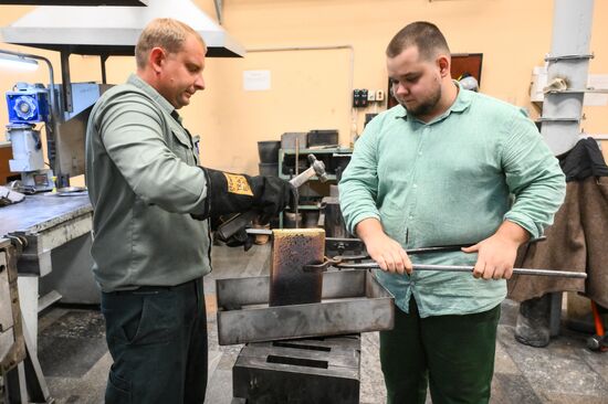Производство золотых слитков на Московском монетном дворе