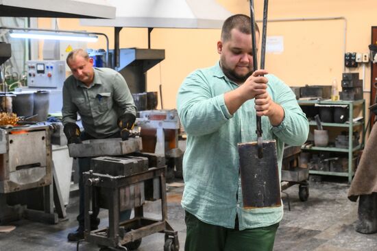 Производство золотых слитков на Московском монетном дворе