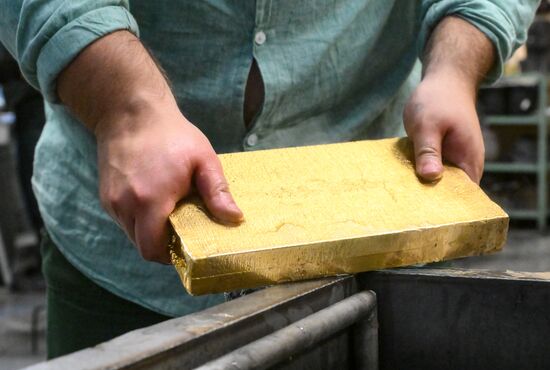 Производство золотых слитков на Московском монетном дворе