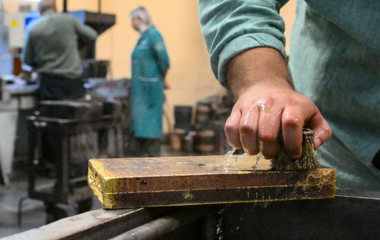 Производство золотых слитков на Московском монетном дворе