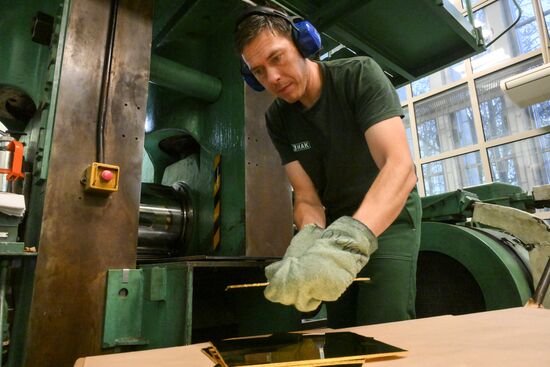 Производство золотых слитков на Московском монетном дворе