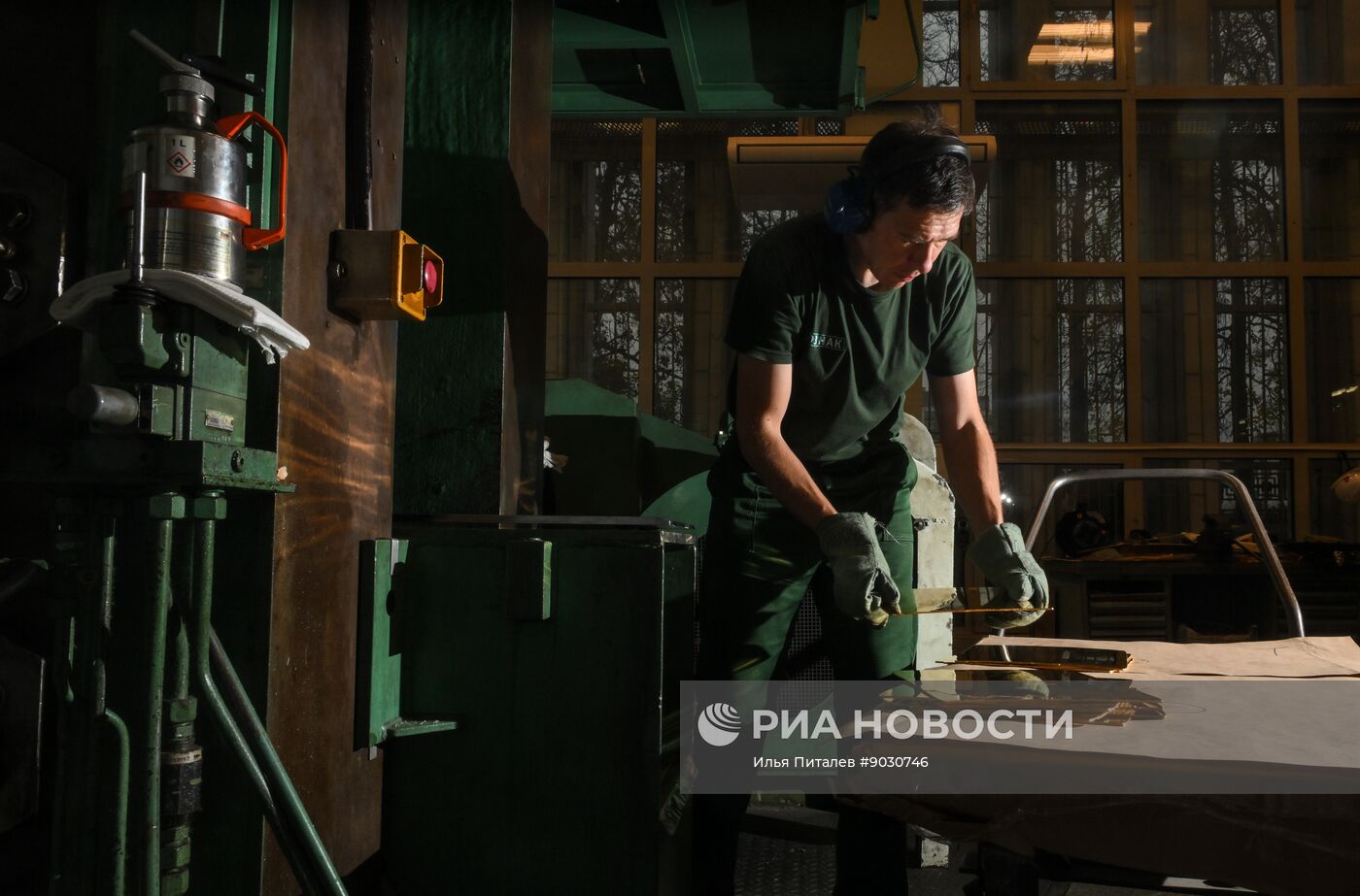 Производство золотых слитков на Московском монетном дворе