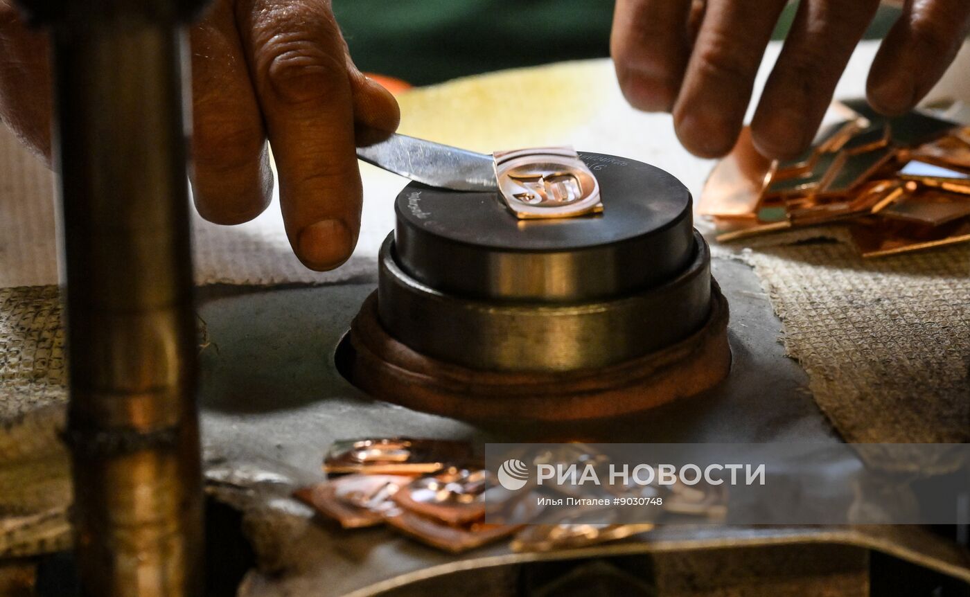 Производство золотых слитков на Московском монетном дворе