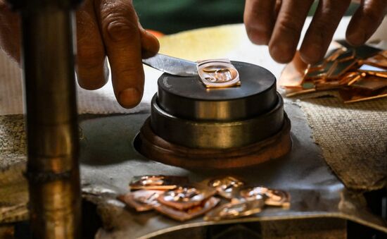Производство золотых слитков на Московском монетном дворе