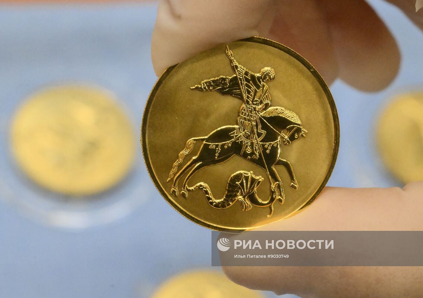 Производство золотых слитков на Московском монетном дворе