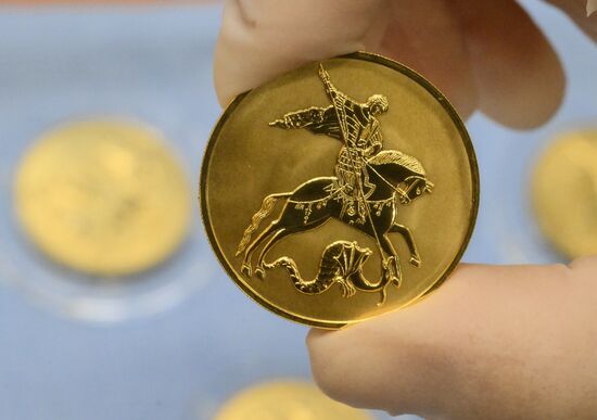 Производство золотых слитков на Московском монетном дворе