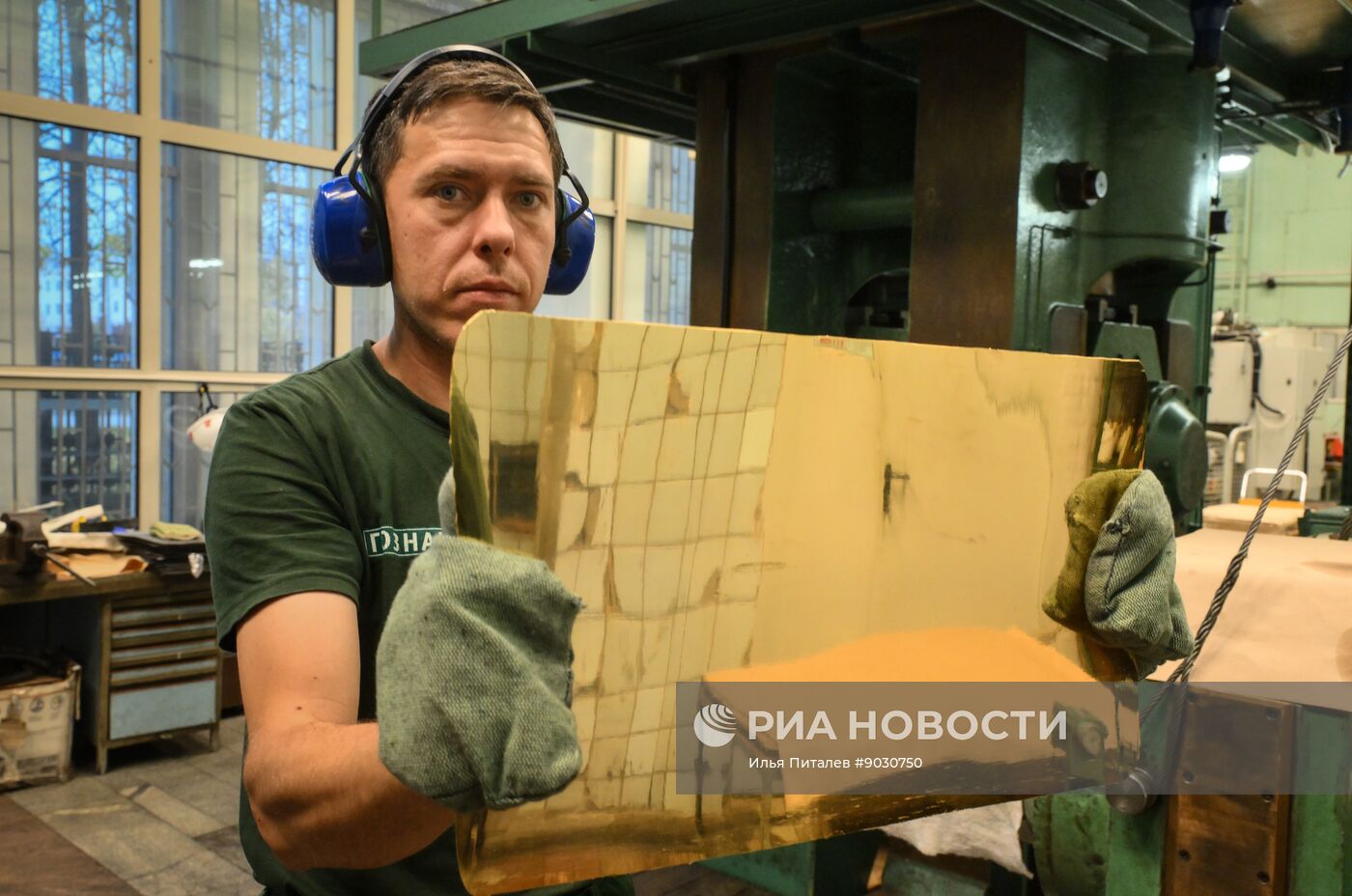 Производство золотых слитков на Московском монетном дворе