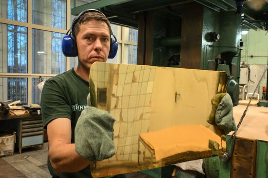 Производство золотых слитков на Московском монетном дворе