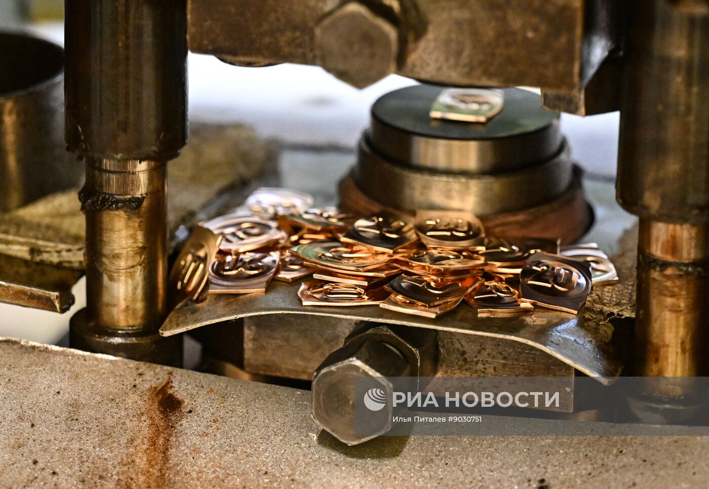 Производство золотых слитков на Московском монетном дворе