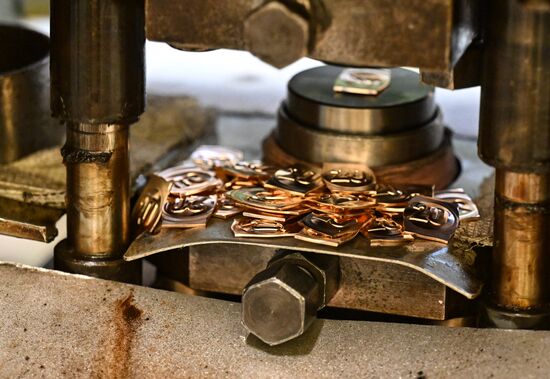 Производство золотых слитков на Московском монетном дворе