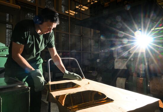 Производство золотых слитков на Московском монетном дворе