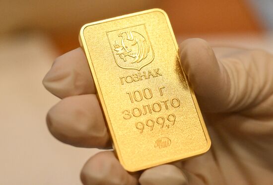 Производство золотых слитков на Московском монетном дворе