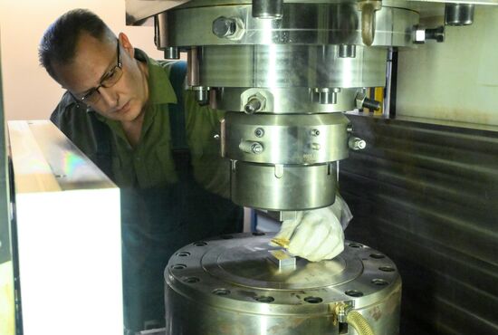 Производство золотых слитков на Московском монетном дворе