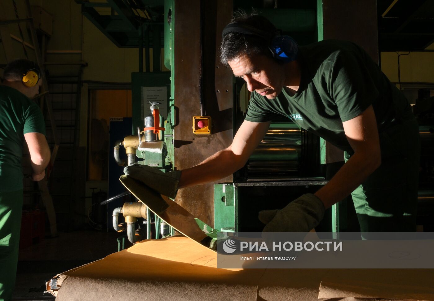 Производство золотых слитков на Московском монетном дворе